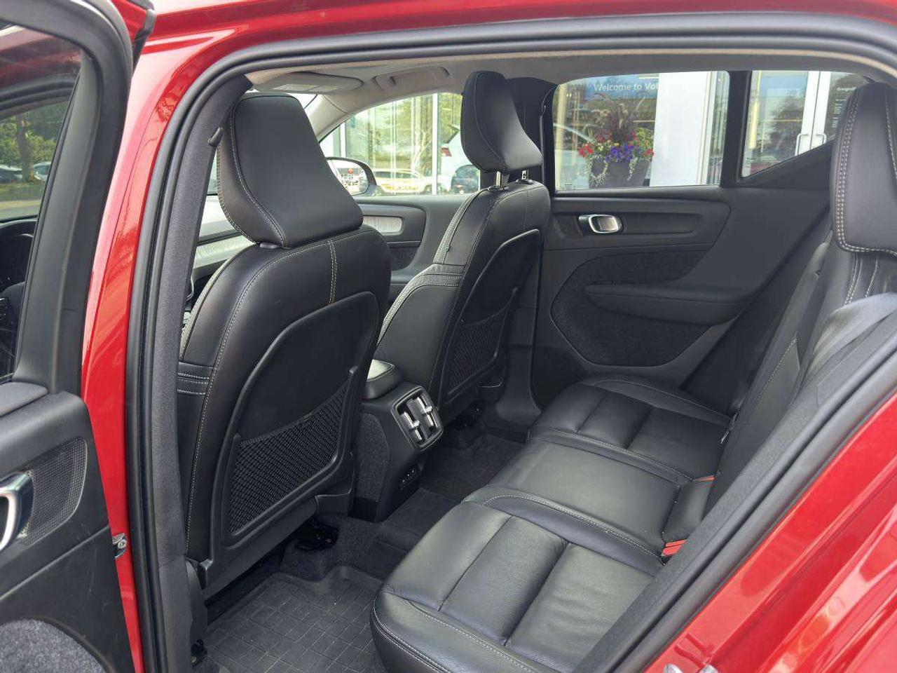 2024 Volvo XC40 B5 AWD Plus Dark Theme Photo