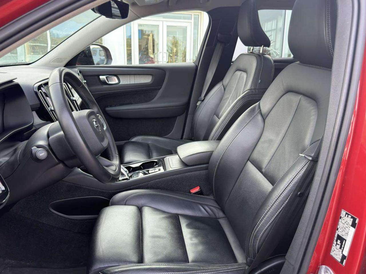 2024 Volvo XC40 B5 AWD Plus Dark Theme Photo