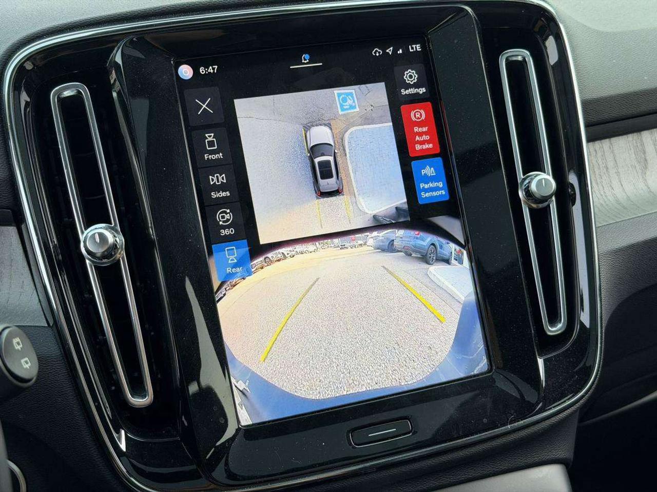 2024 Volvo XC40 B5 AWD Plus Dark Theme Photo
