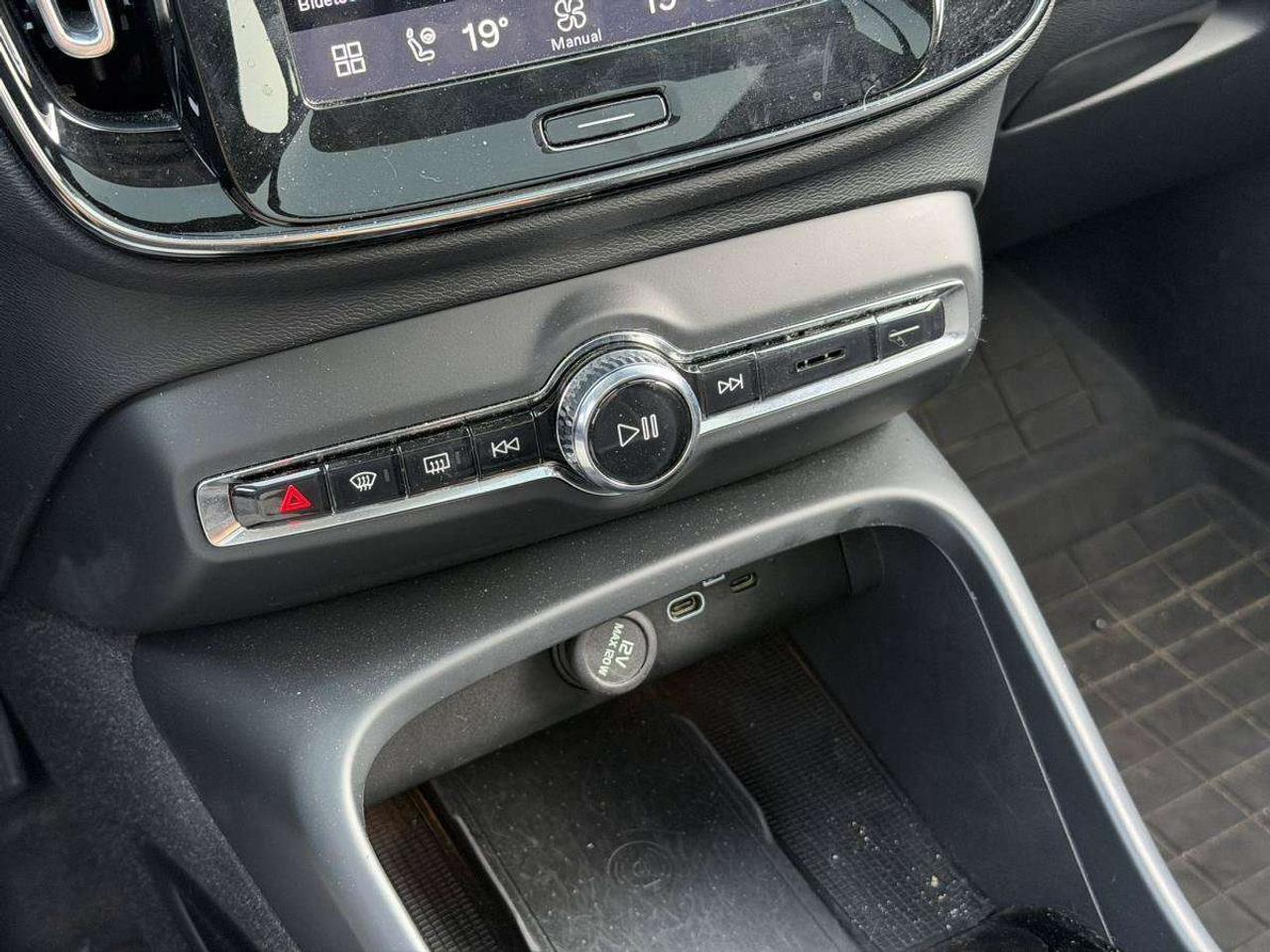 2024 Volvo XC40 B5 AWD Plus Dark Theme Photo