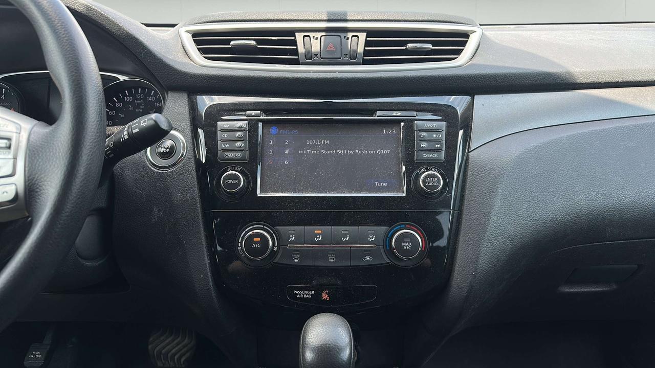2016 Nissan Rogue SV Photo