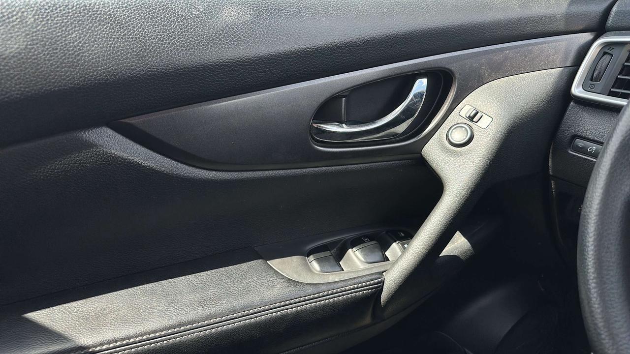 2016 Nissan Rogue SV Photo