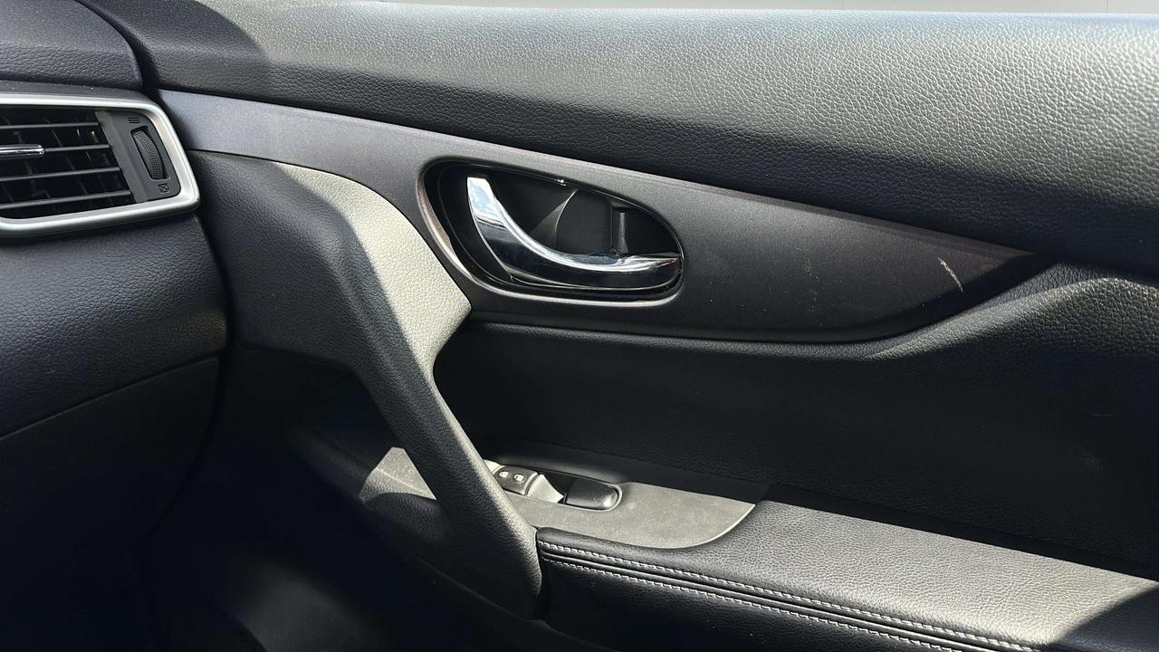 2016 Nissan Rogue SV Photo