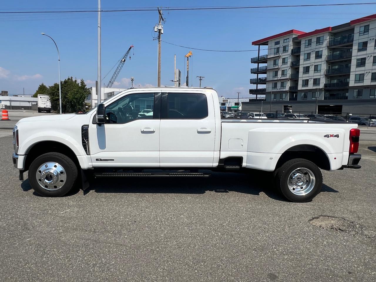 2026 Ford SUPER DUTY F-450 DRW LARIAT Photo