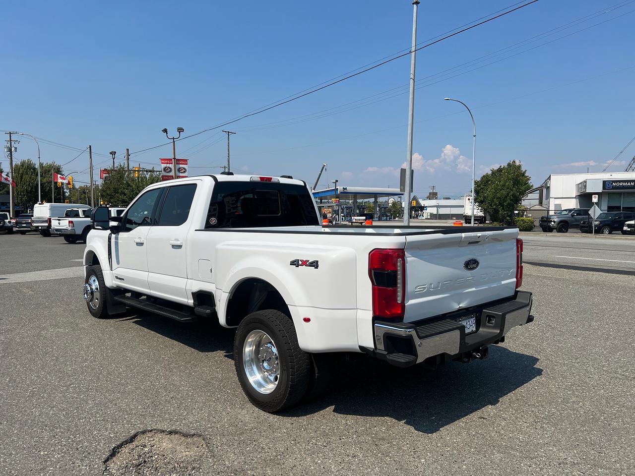 2026 Ford SUPER DUTY F-450 DRW LARIAT Photo4