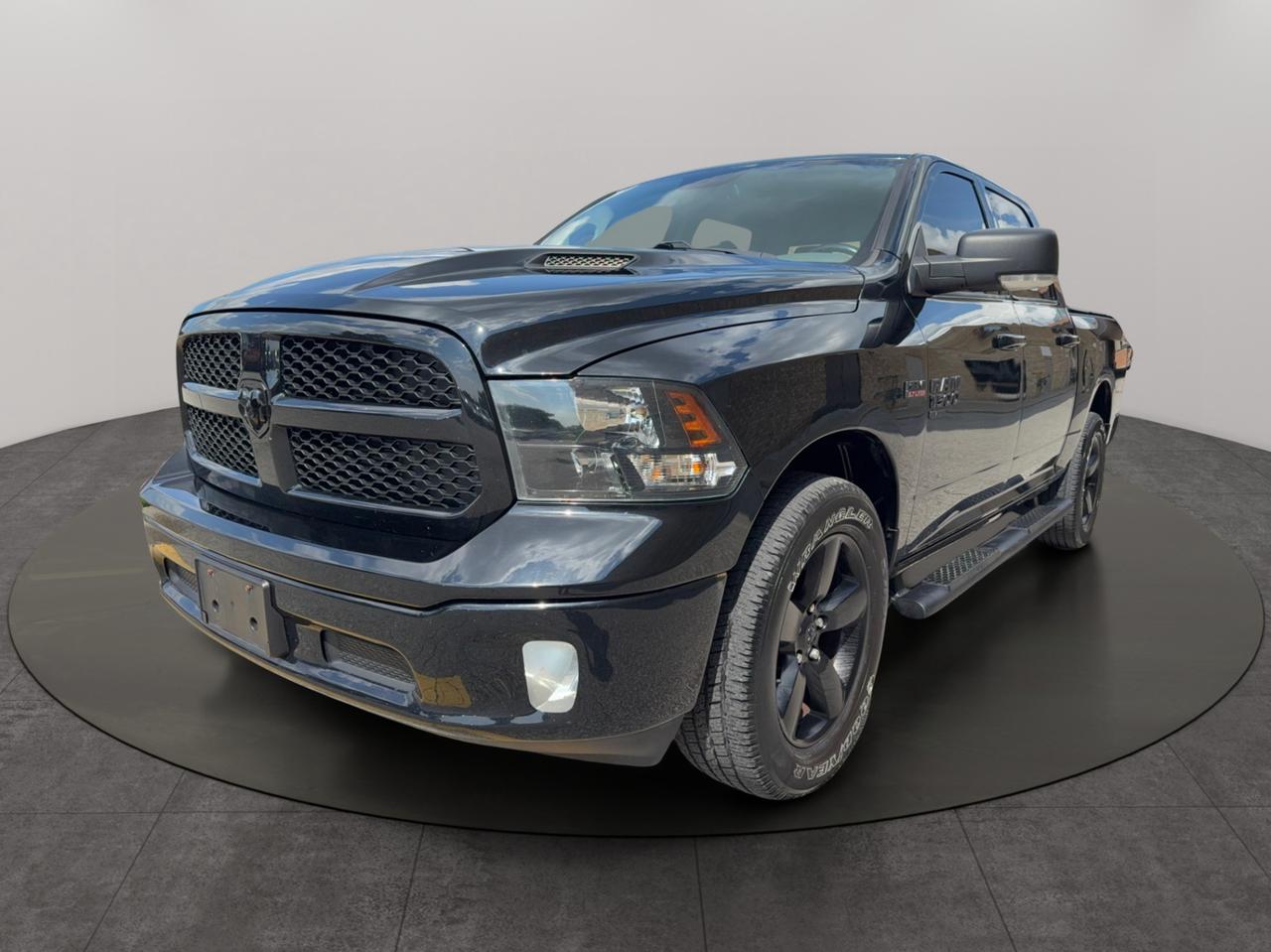 2019 RAM 1500 Classic SLT 4x4 Crew Cab 5'7" Box Photo3