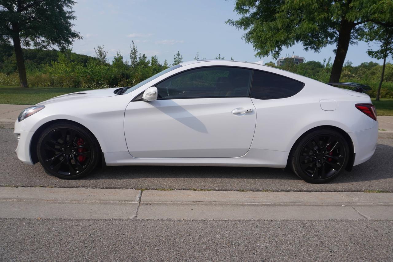 2016 Hyundai Genesis GT / 6 SPEED MANUAL / BREMBO'S / LOW KM'S / V6 / IMMACULATE SHAPE Photo5
