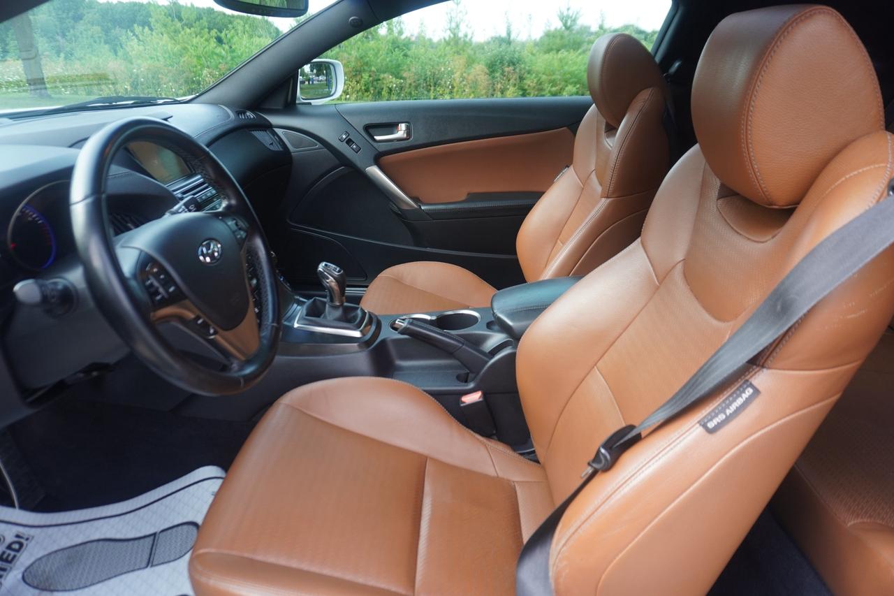 2016 Hyundai Genesis GT / 6 SPEED MANUAL / BREMBO'S / LOW KM'S / V6 / IMMACULATE SHAPE Photo