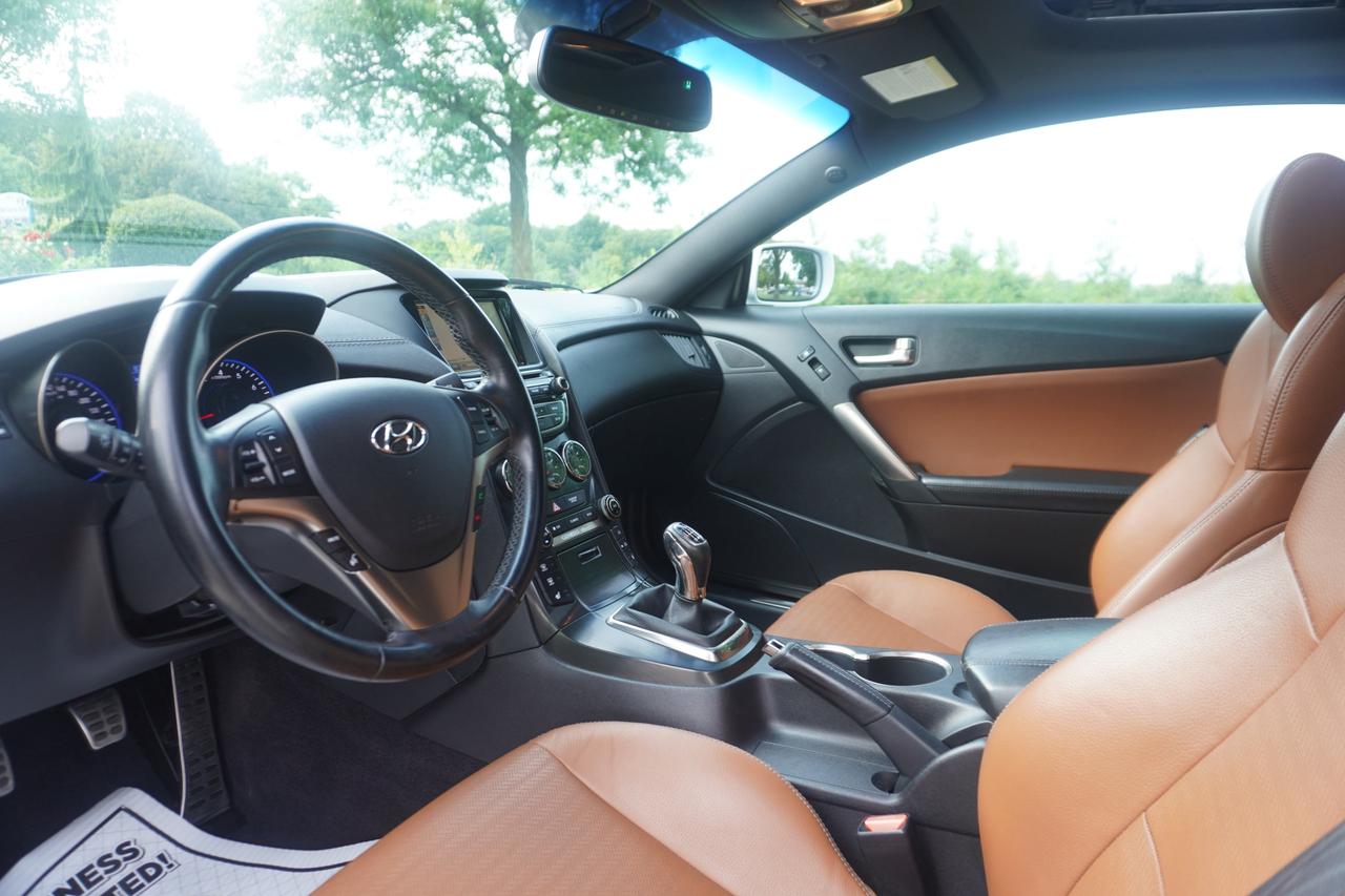 2016 Hyundai Genesis GT / 6 SPEED MANUAL / BREMBO'S / LOW KM'S / V6 / IMMACULATE SHAPE Photo