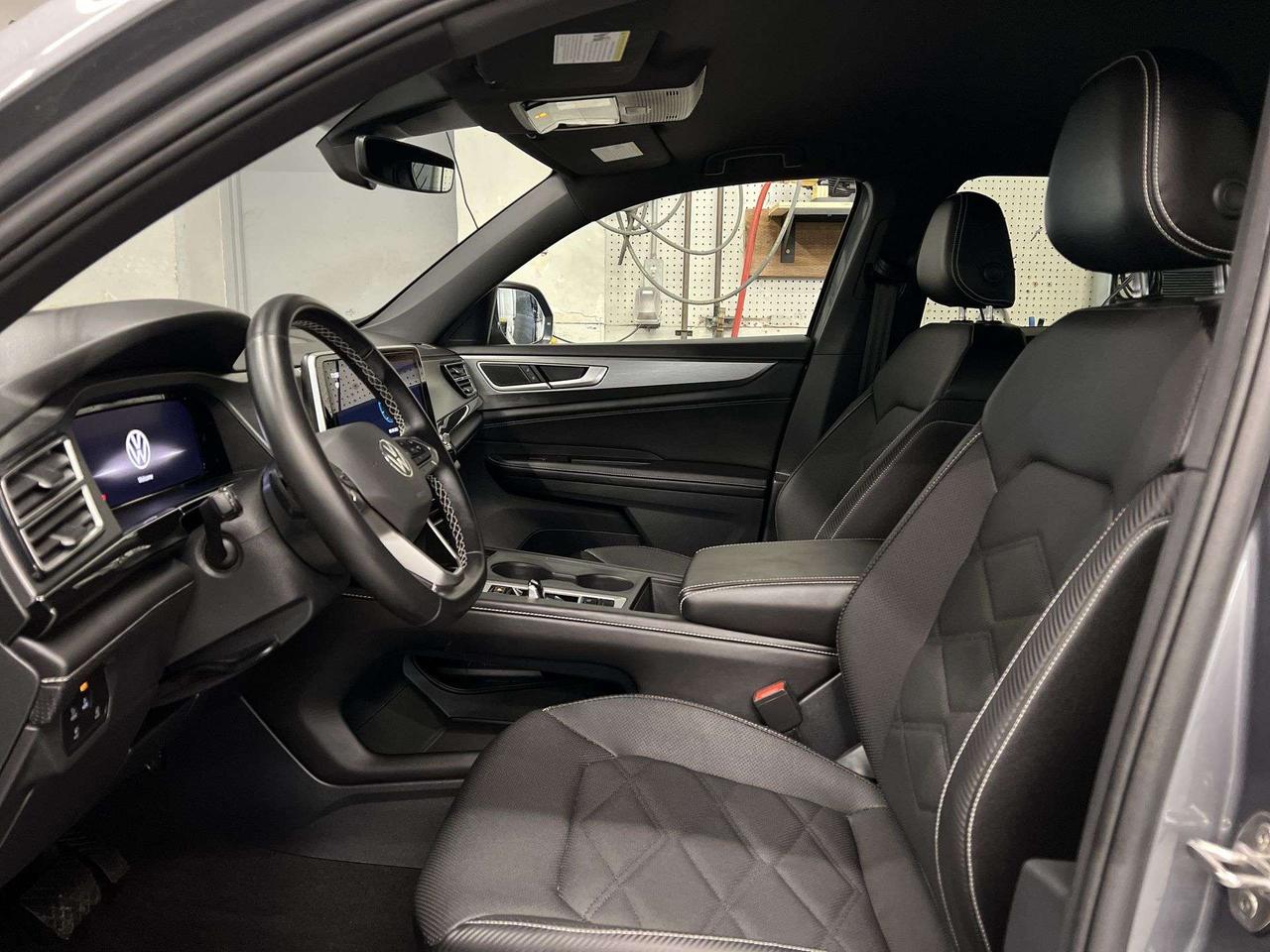 2025 Volkswagen Atlas AWD | LEATHER |CARPLAY | REMOTE START |BLIND SPOT Photo