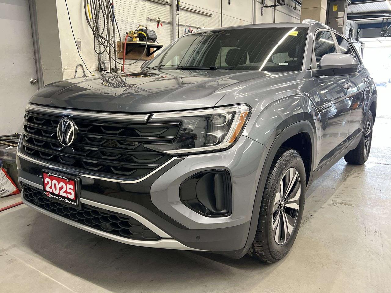 2025 Volkswagen Atlas AWD | LEATHER |CARPLAY | REMOTE START |BLIND SPOT Photo