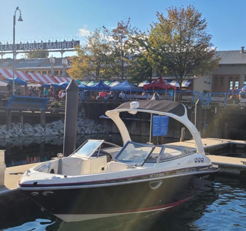 Used 2013 Larson 238 LXI Bowrider  Boat with Trailer (needs work see listing summary report) for sale in Burnaby, BC