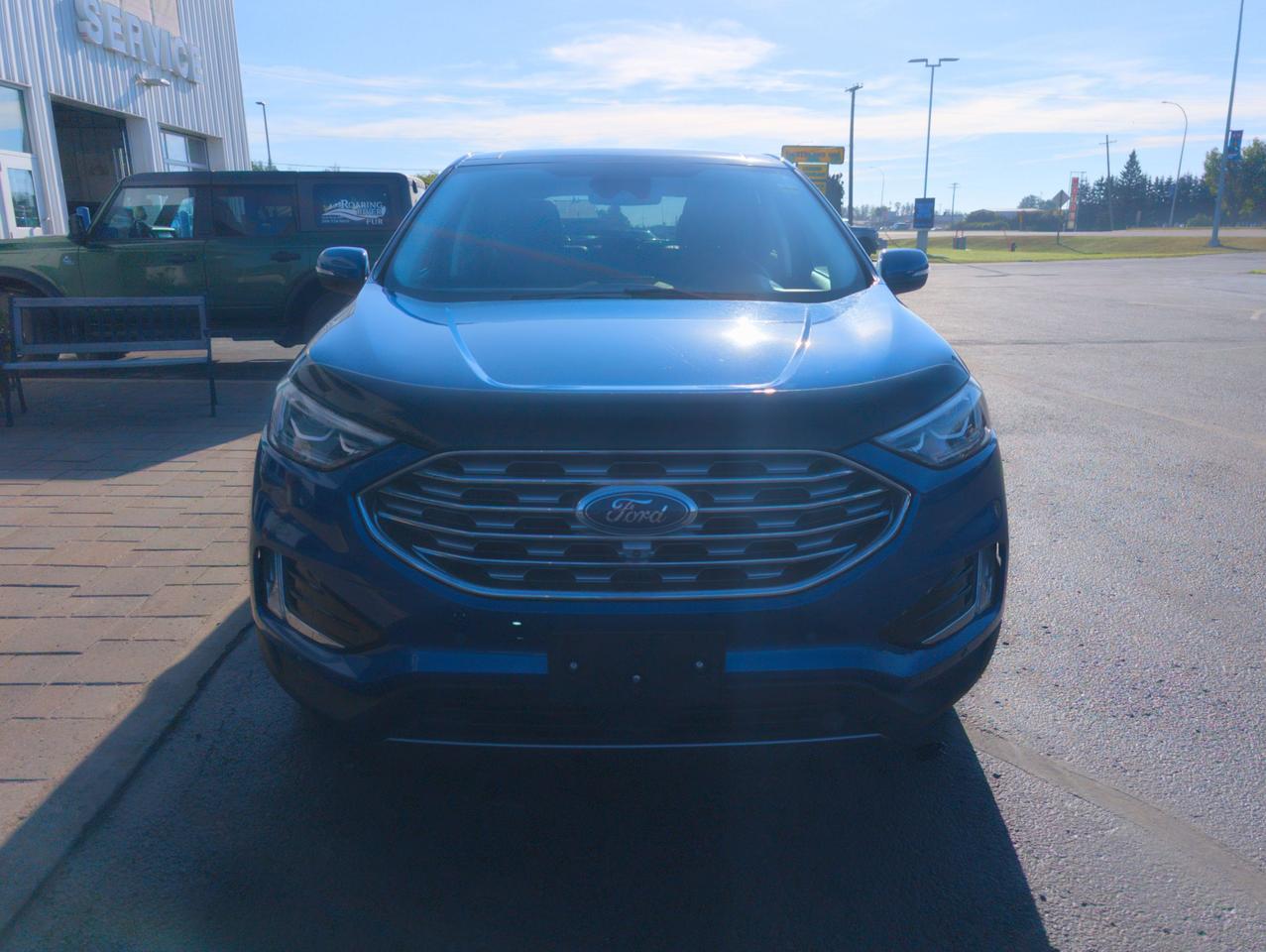 2022 Ford Edge Titanium Photo2