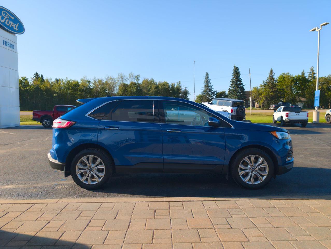 2022 Ford Edge Titanium Photo4