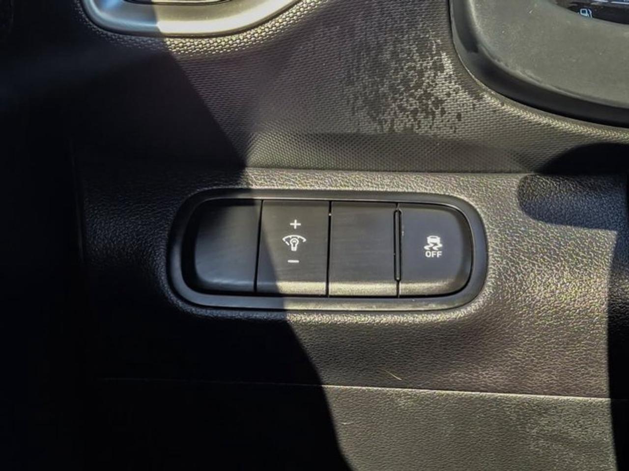 2023 Hyundai Venue Preferred Two-Tone | Heated Wheel + Seats | CarPlay + Android | Rear Camera | and More ! Photo