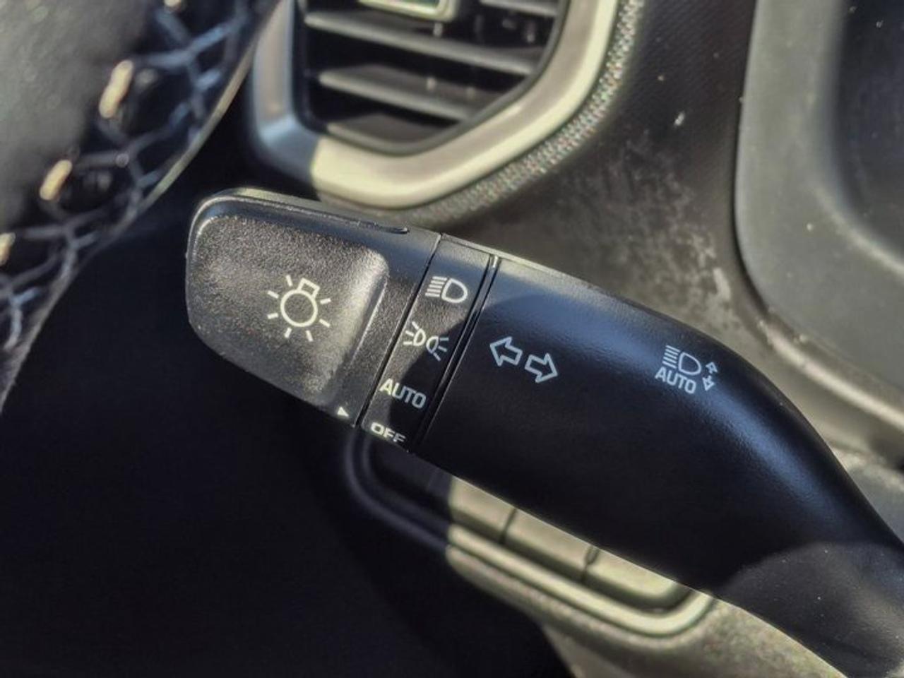 2023 Hyundai Venue Preferred Two-Tone | Heated Wheel + Seats | CarPlay + Android | Rear Camera | and More ! Photo
