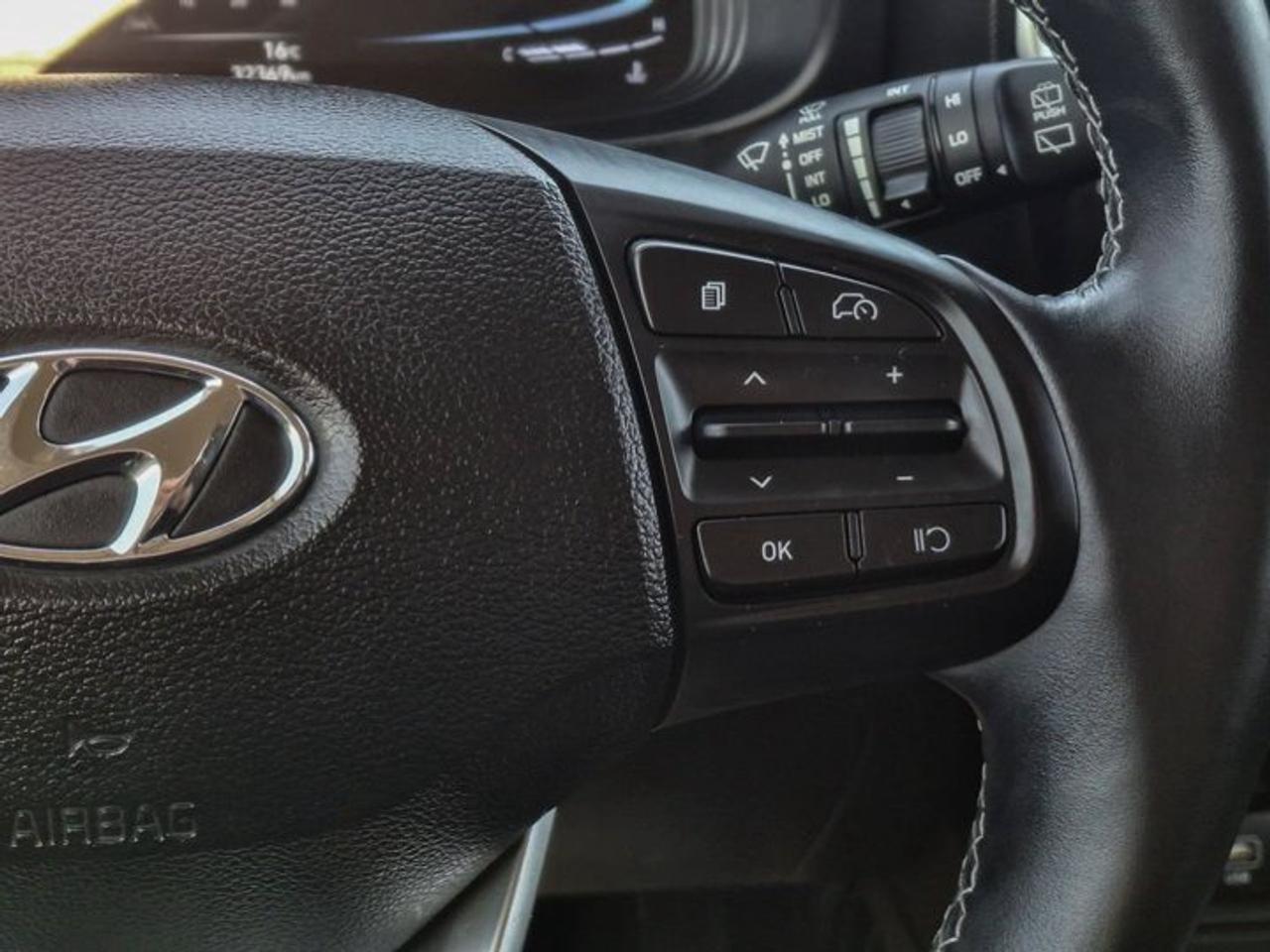 2023 Hyundai Venue Preferred Two-Tone | Heated Wheel + Seats | CarPlay + Android | Rear Camera | and More ! Photo