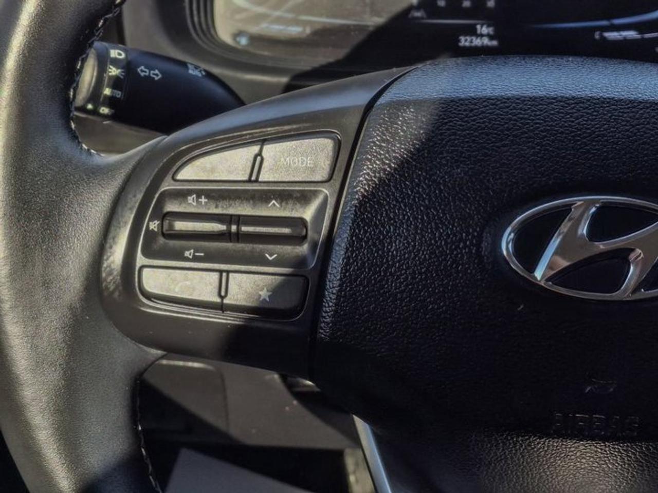 2023 Hyundai Venue Preferred Two-Tone | Heated Wheel + Seats | CarPlay + Android | Rear Camera | and More ! Photo
