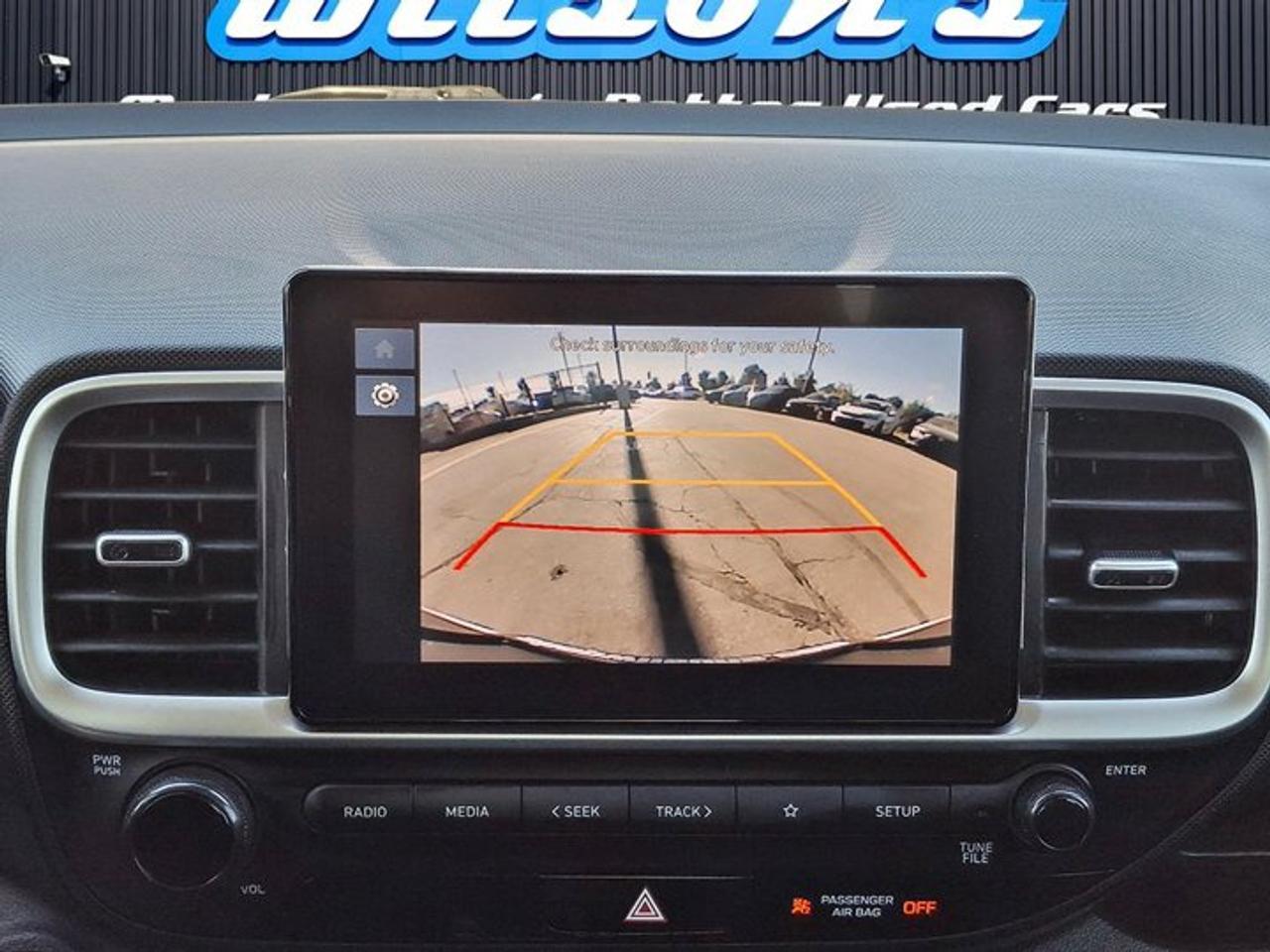 2023 Hyundai Venue Preferred Two-Tone | Heated Wheel + Seats | CarPlay + Android | Rear Camera | and More ! Photo