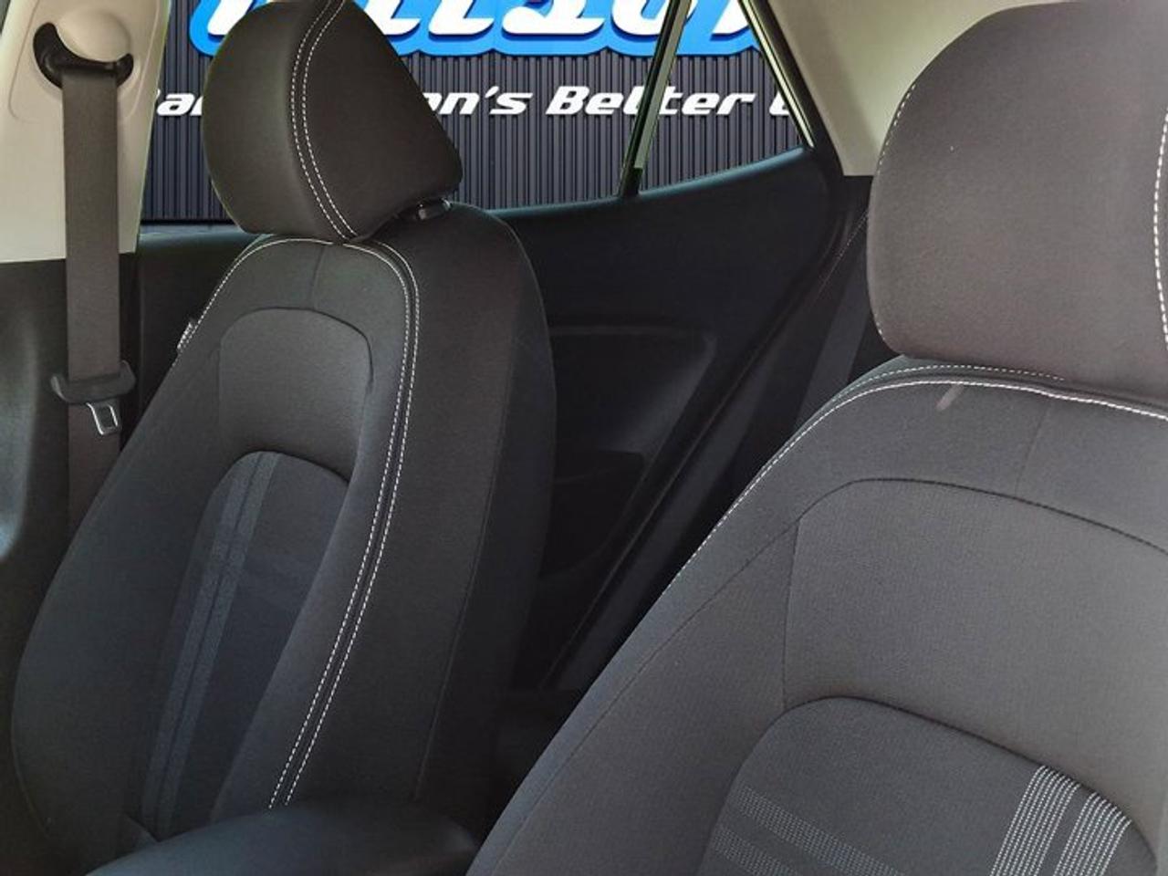 2023 Hyundai Venue Preferred Two-Tone | Heated Wheel + Seats | CarPlay + Android | Rear Camera | and More ! Photo
