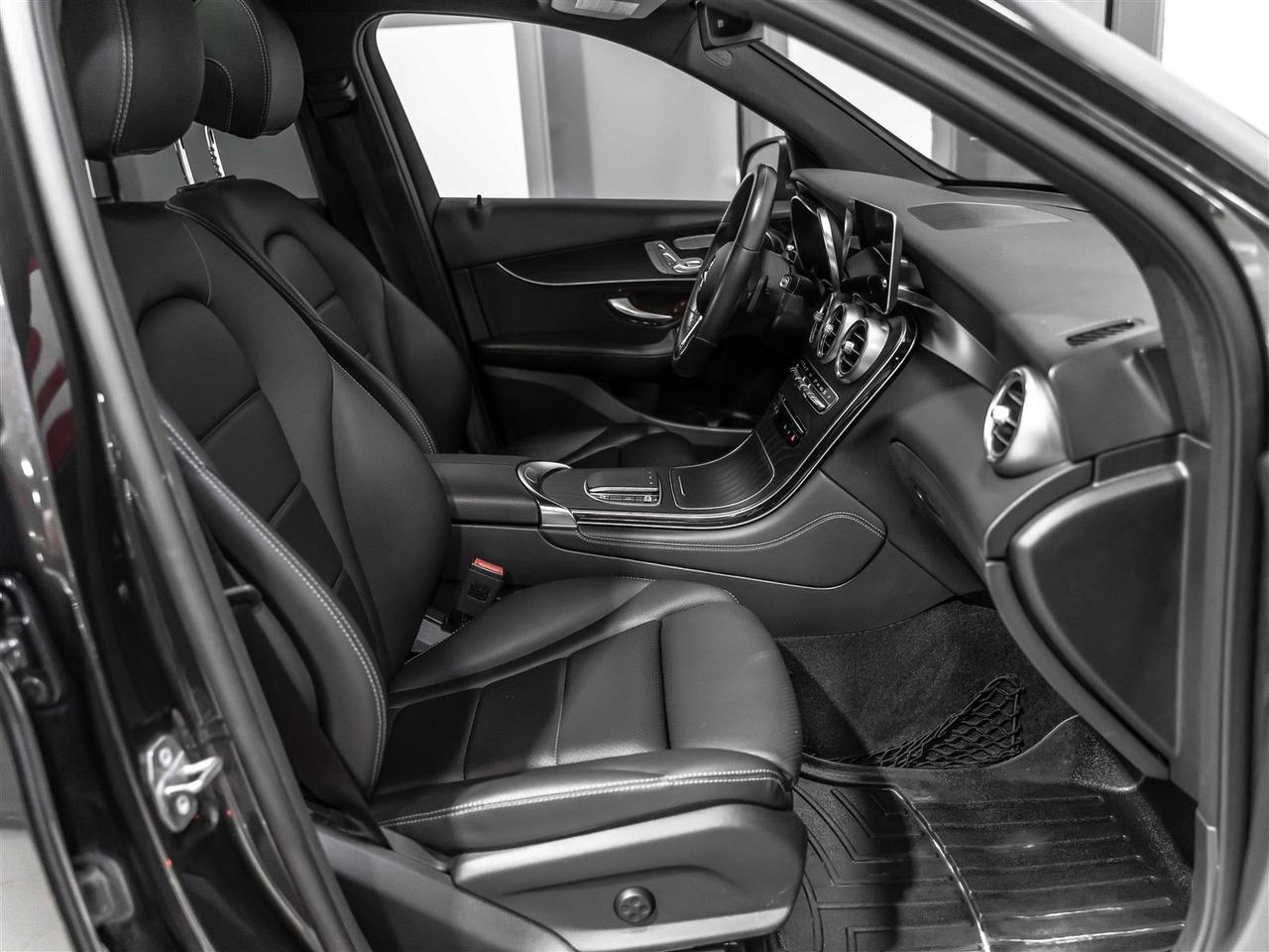 2020 Mercedes-Benz GLC GLC 300|AMG Night Package|Premium Package|360 Camera Photo