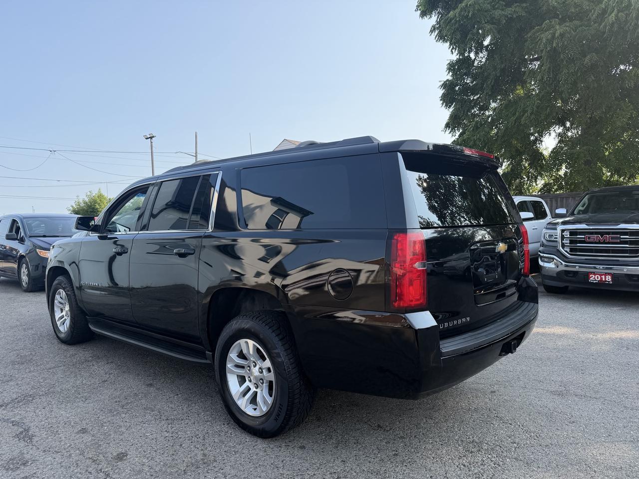 2018 Chevrolet Suburban LS Photo4