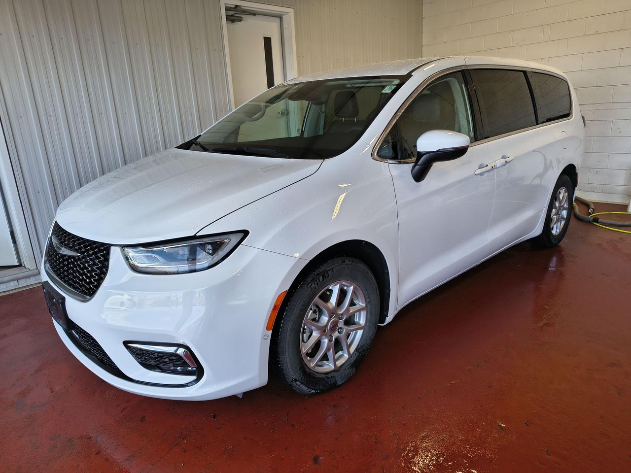 2023 Chrysler Pacifica Touring L Photo