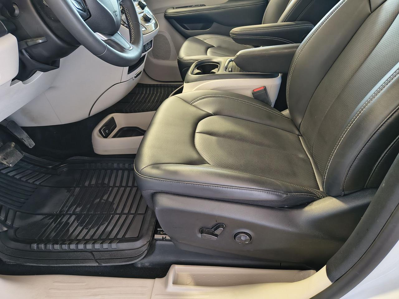 2023 Chrysler Pacifica Touring L Photo0