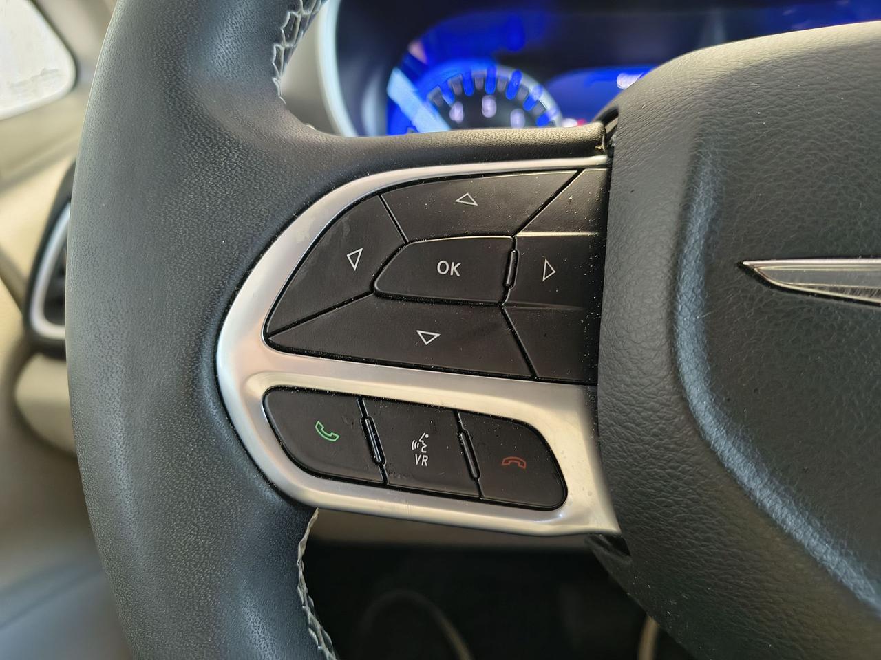 2023 Chrysler Pacifica Touring L Photo0