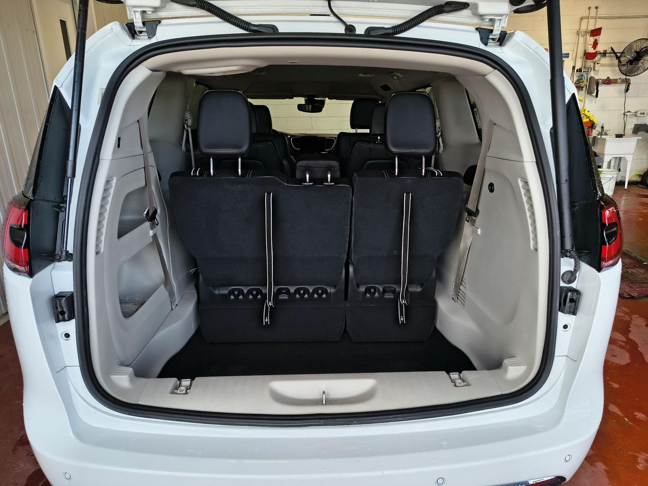 2023 Chrysler Pacifica Touring L Photo0