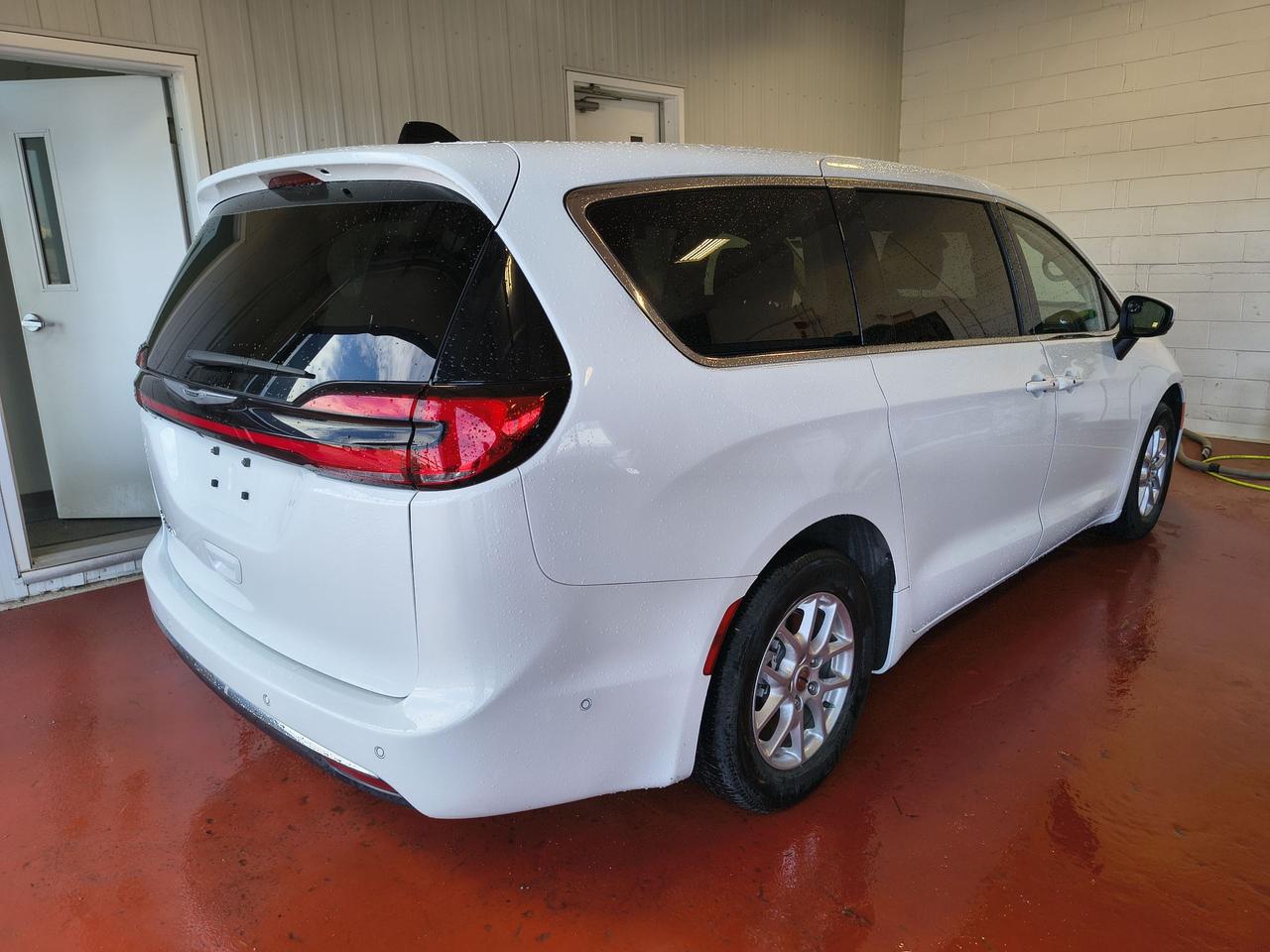 2023 Chrysler Pacifica Touring L Photo0