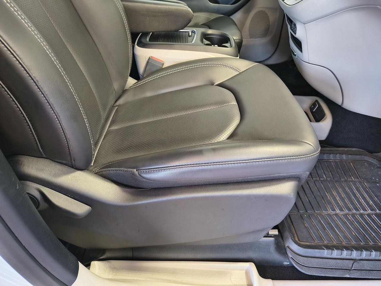 2023 Chrysler Pacifica Touring L Photo0