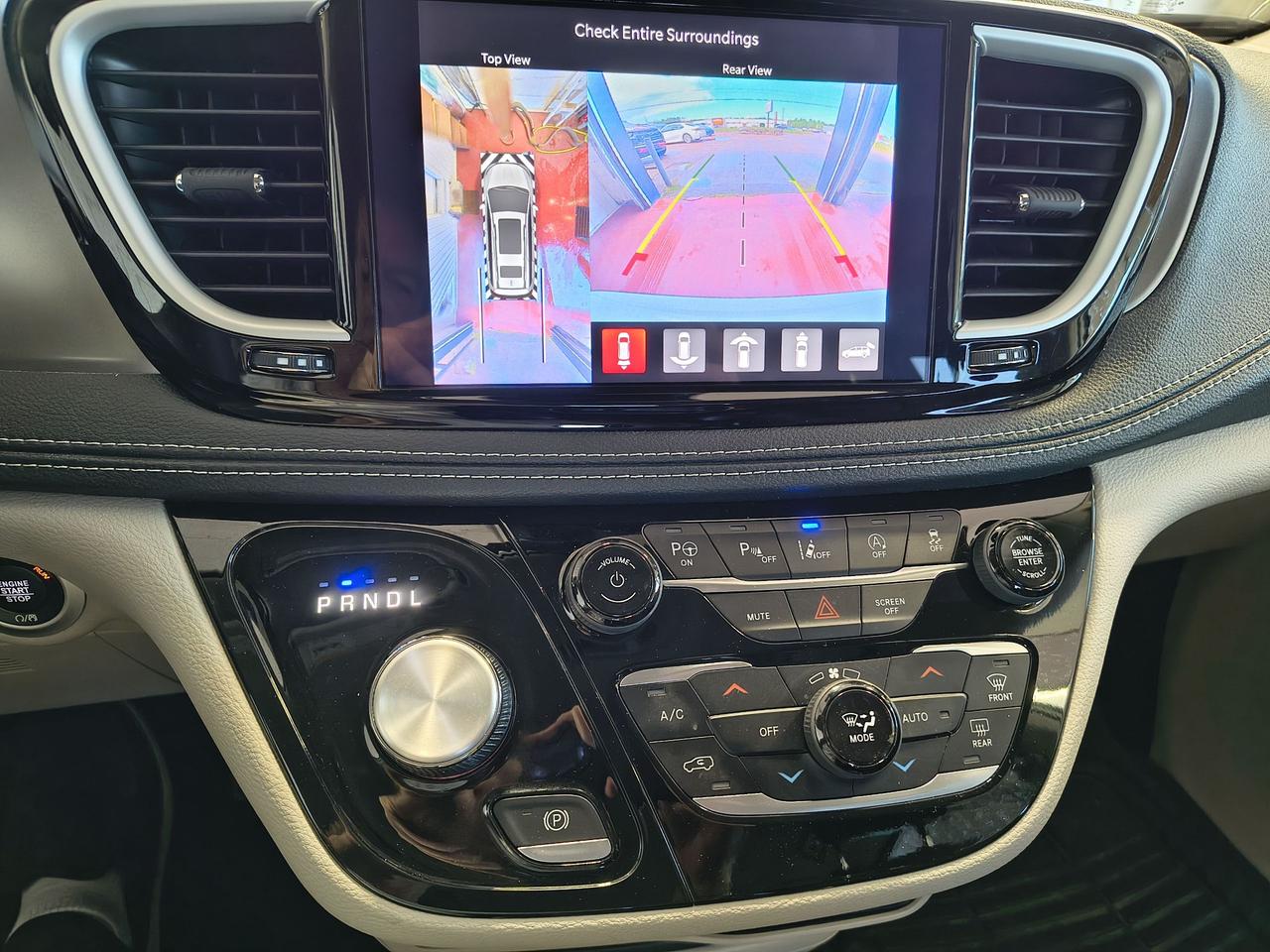 2023 Chrysler Pacifica Touring L Photo0