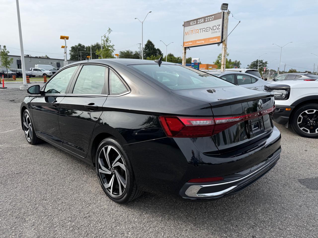 2025 Volkswagen Jetta Highline NAV! Sunroof! Brown Leather! Photo2