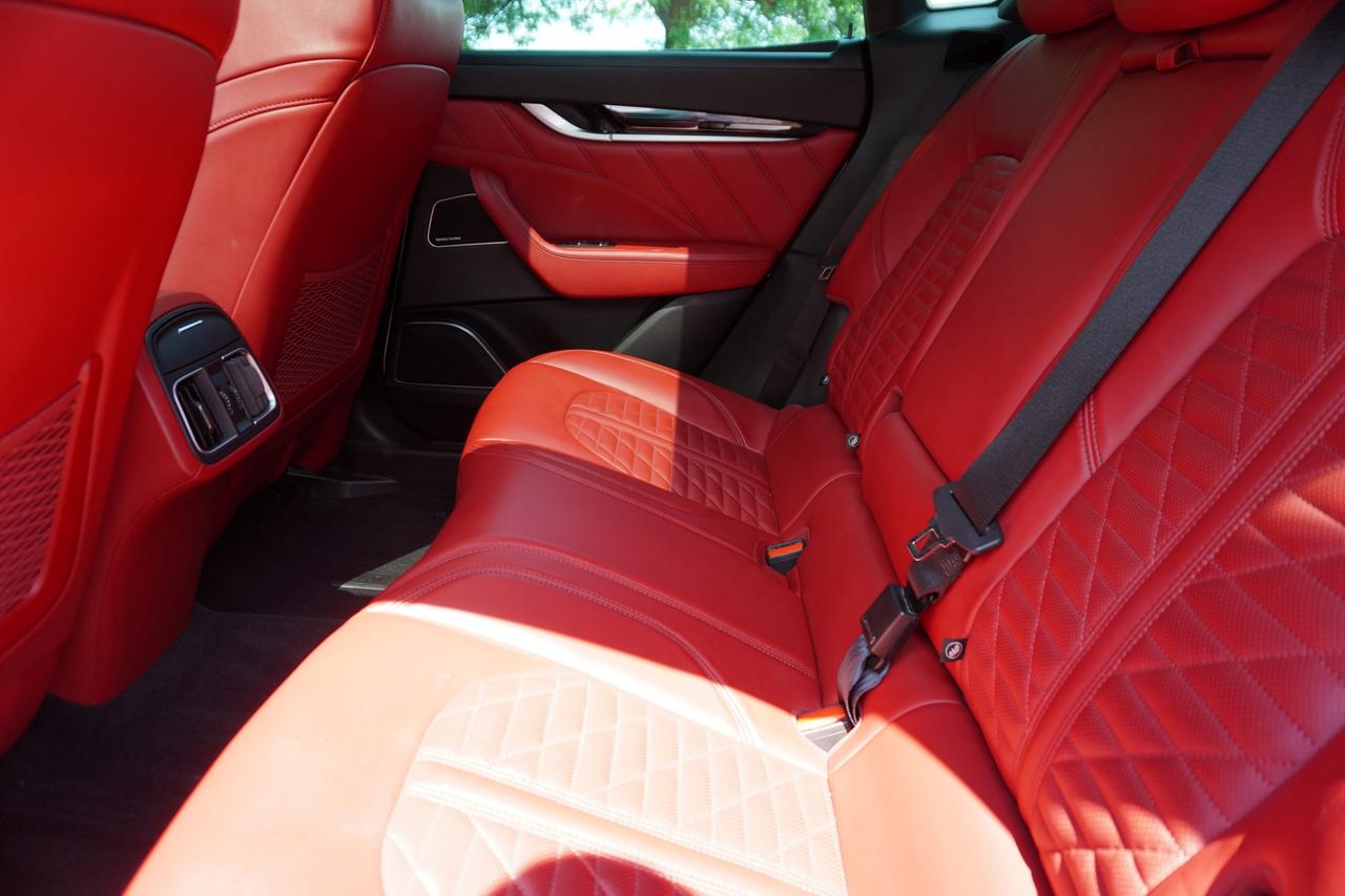 2019 Maserati Levante S GRANSPORT / NO ACCIDENTS / DEALER SERVICED / STUNNING COMBO Photo