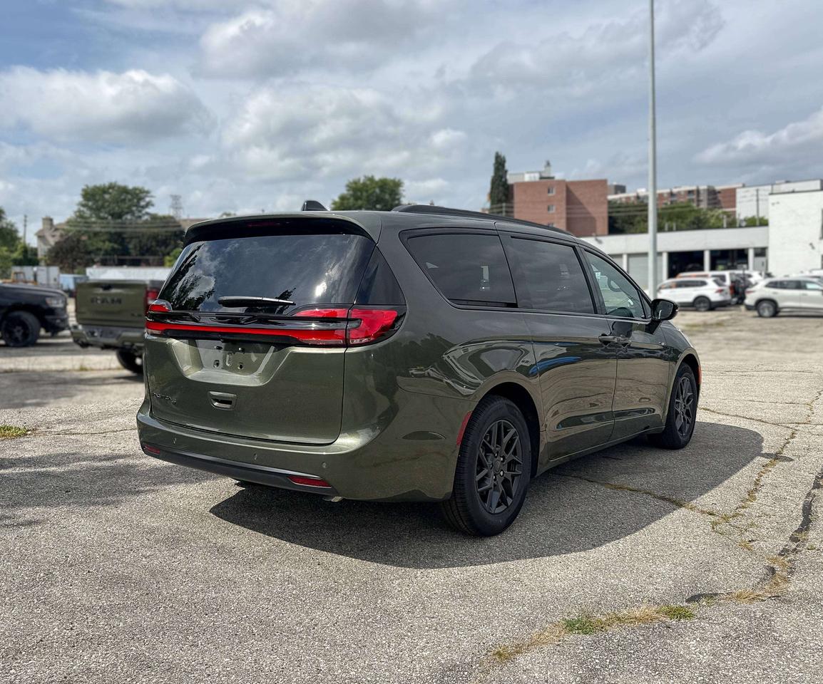 2027 Chrysler Pacifica Select FWD Photo