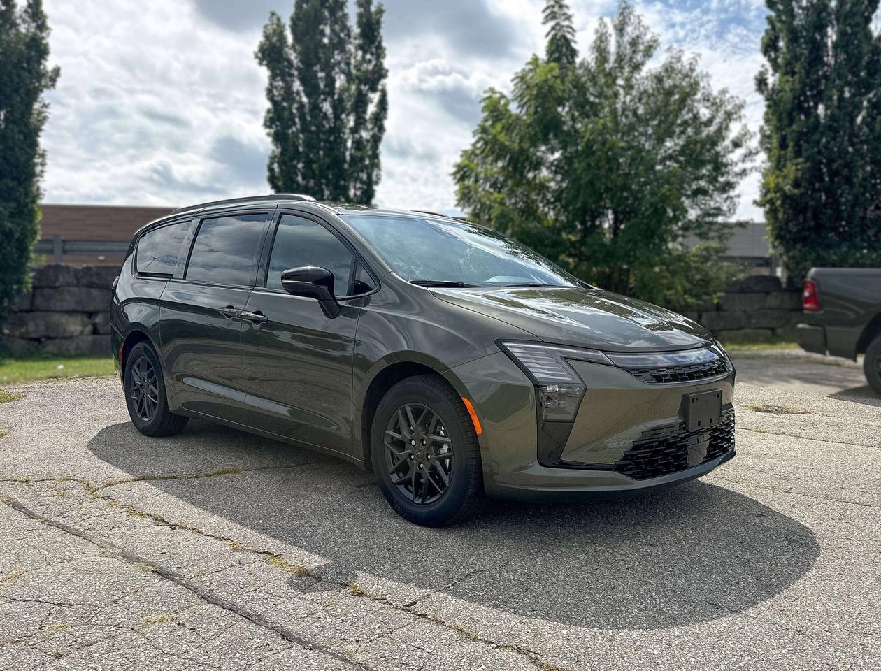 2027 Chrysler Pacifica Select FWD Photo2