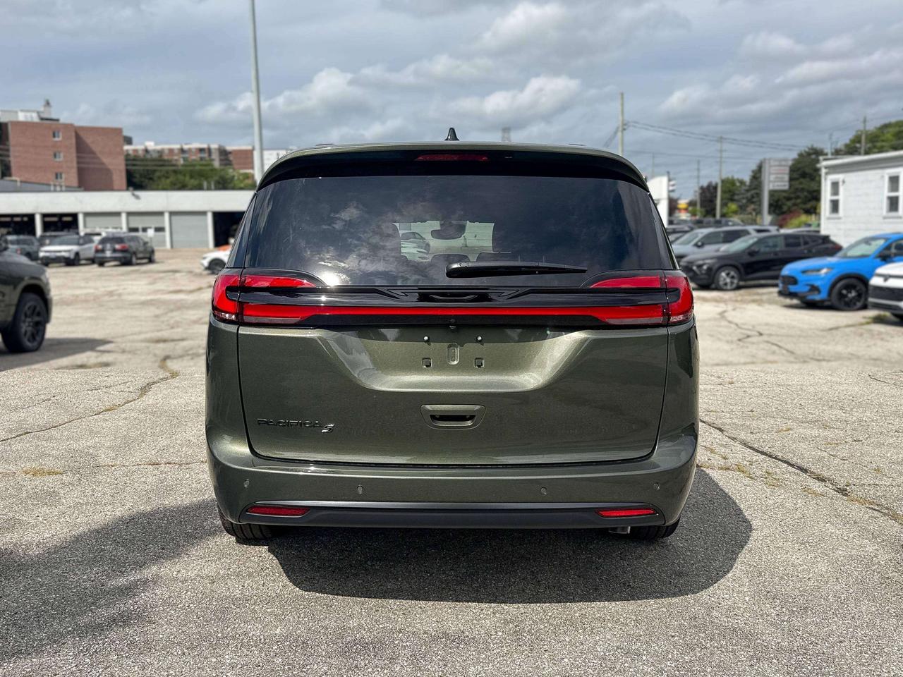 2027 Chrysler Pacifica Select FWD Photo