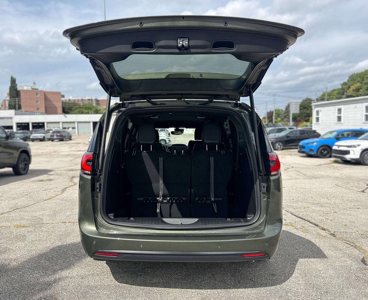 2027 Chrysler Pacifica Select FWD Photo