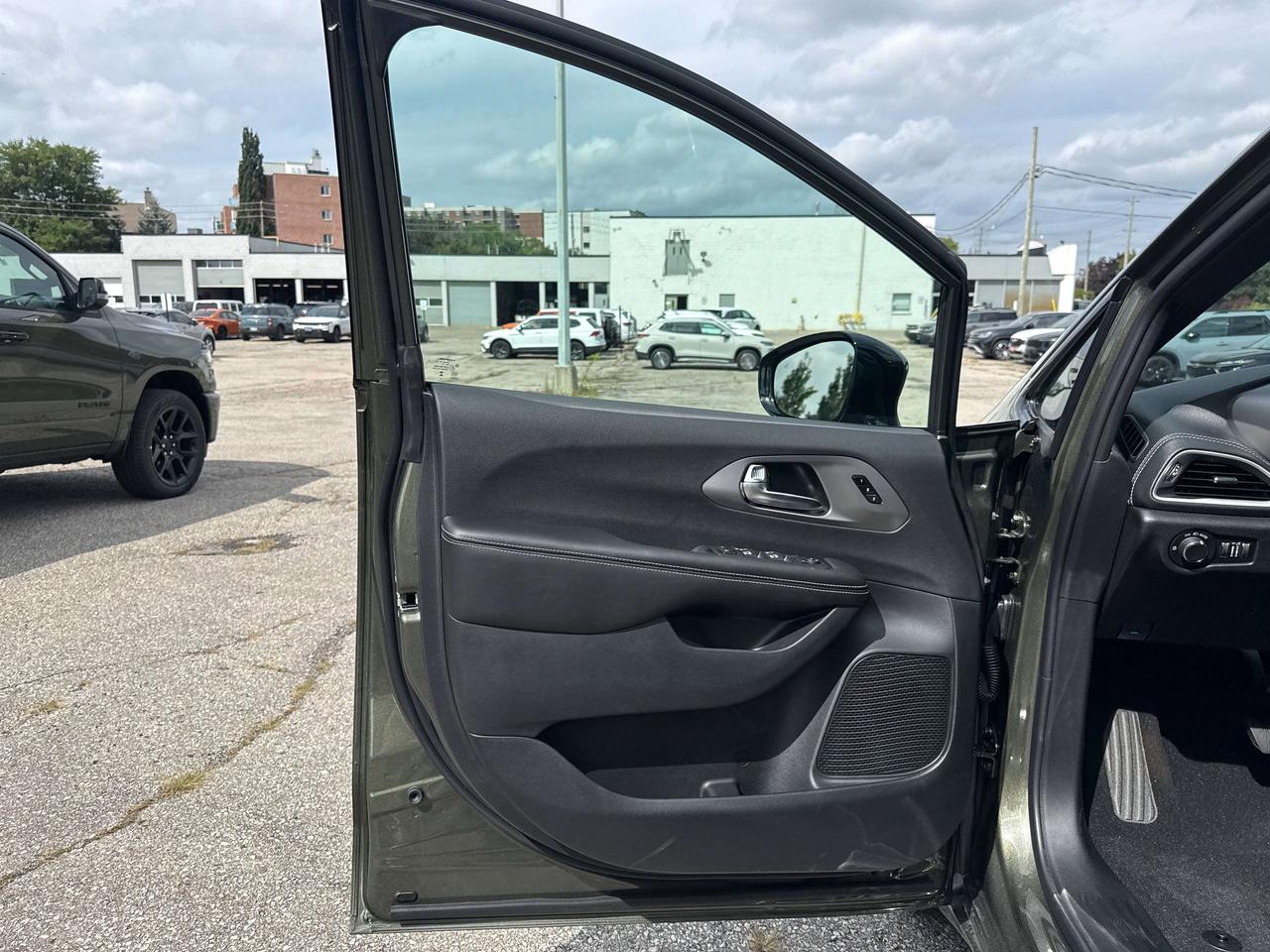 2027 Chrysler Pacifica Select FWD Photo
