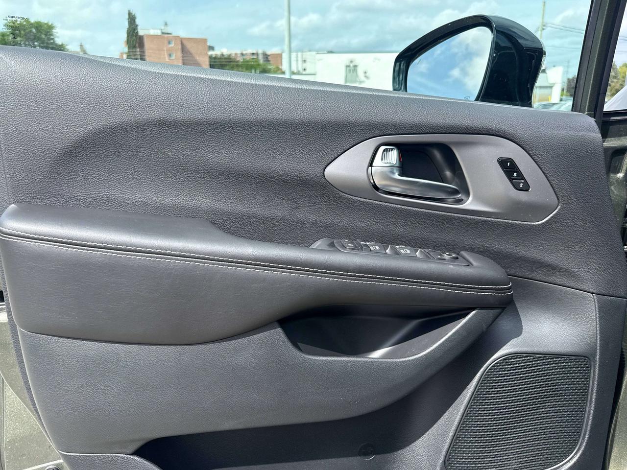 2027 Chrysler Pacifica Select FWD Photo