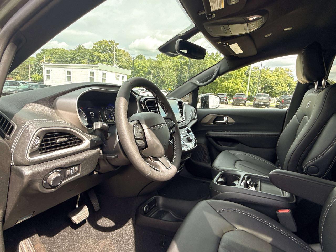 2027 Chrysler Pacifica Select FWD Photo