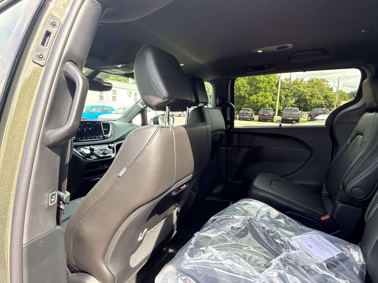 2027 Chrysler Pacifica Select FWD Photo