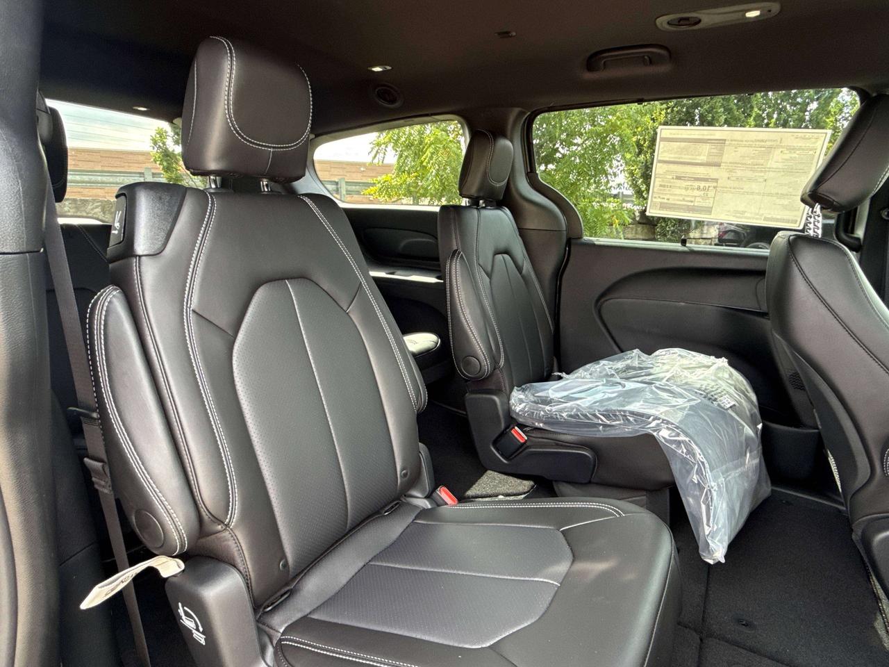 2027 Chrysler Pacifica Select FWD Photo
