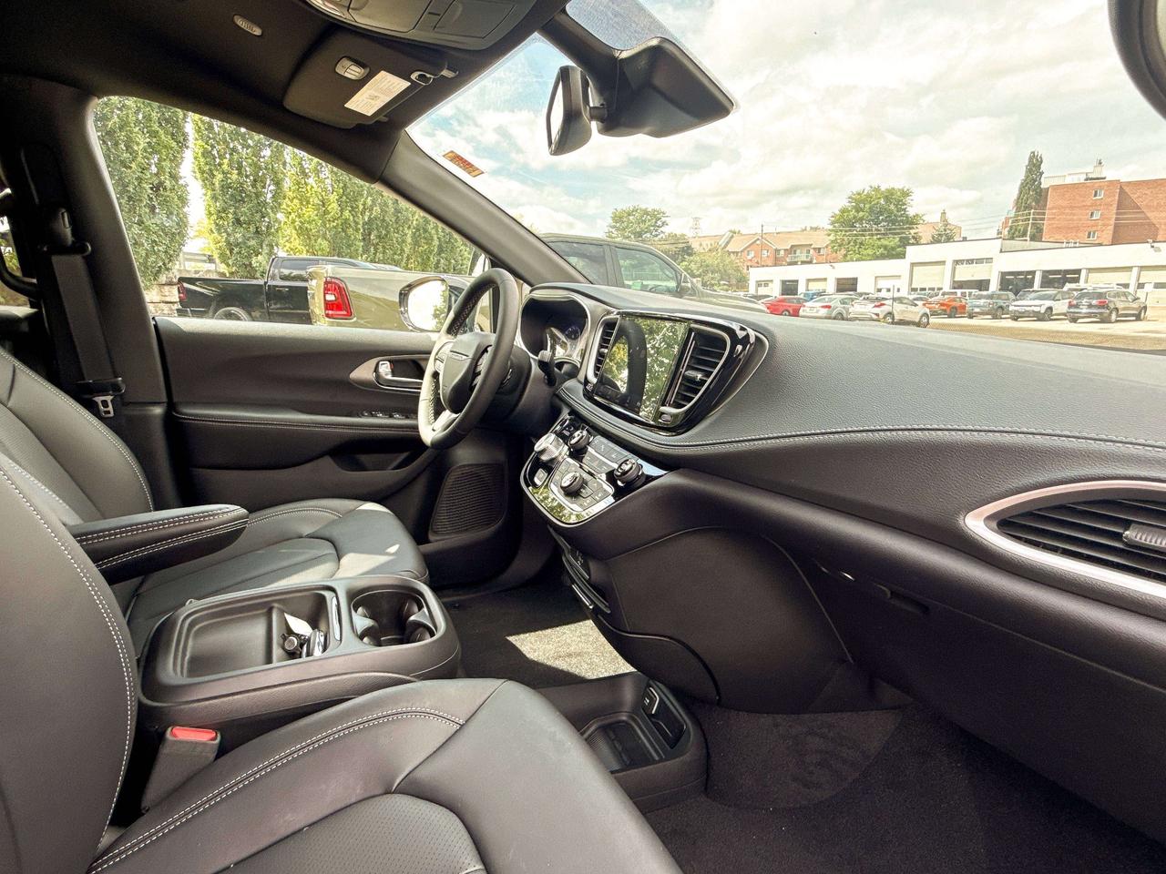 2027 Chrysler Pacifica Select FWD Photo