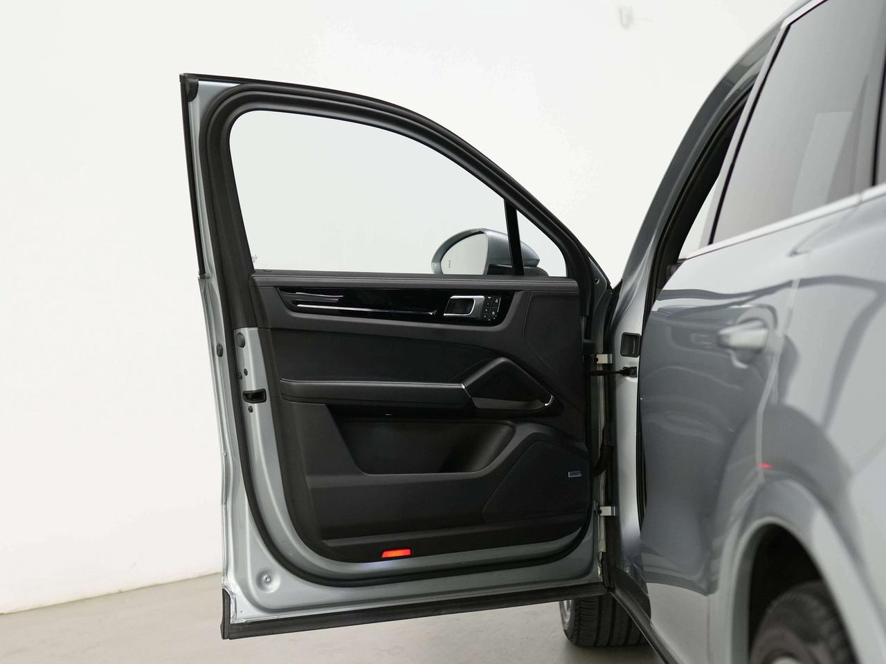 2023 Porsche Cayenne PREMIUM PKG | PANO | 21 IN Photo