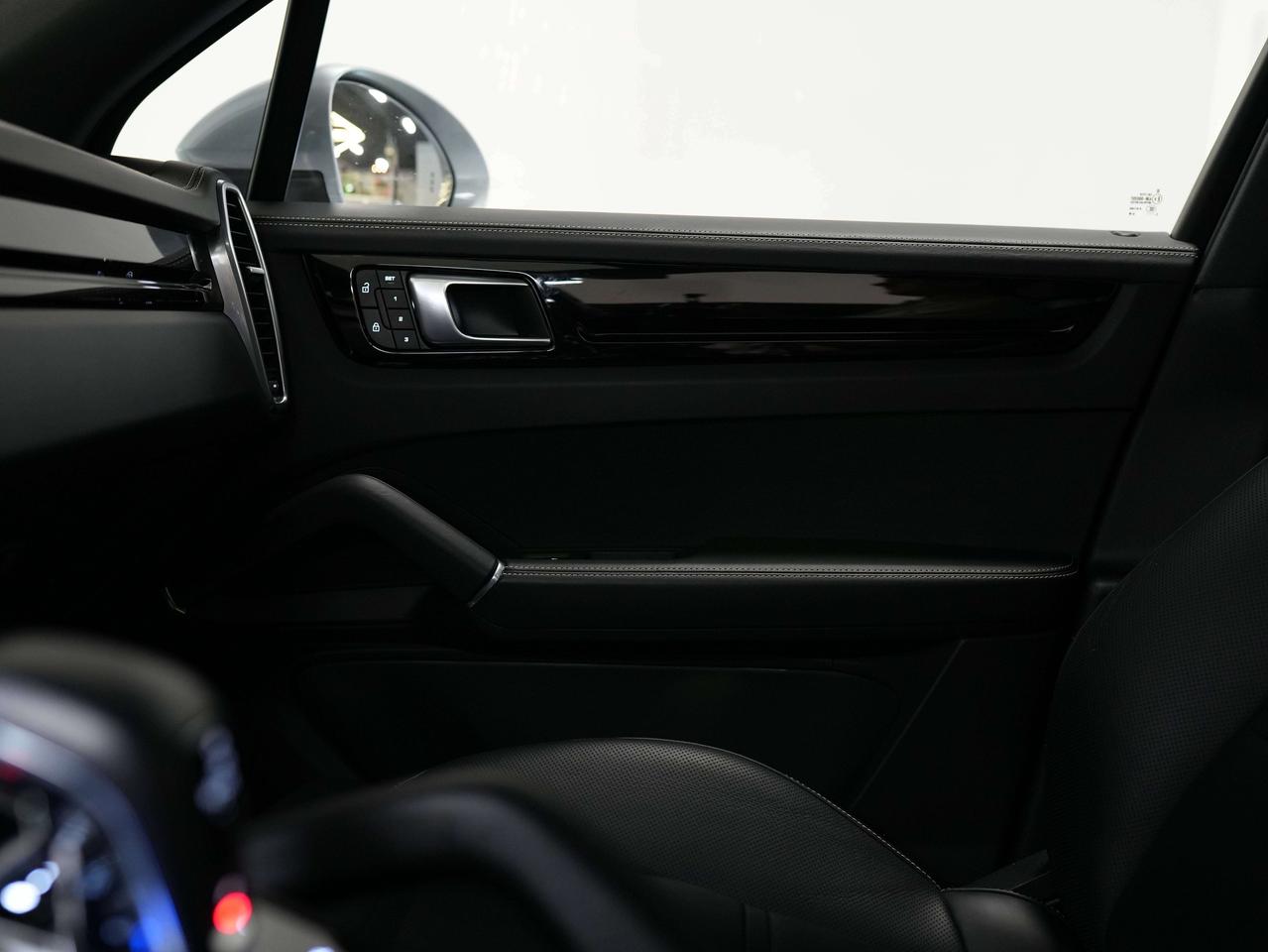 2023 Porsche Cayenne PREMIUM PKG | PANO | 21 IN Photo