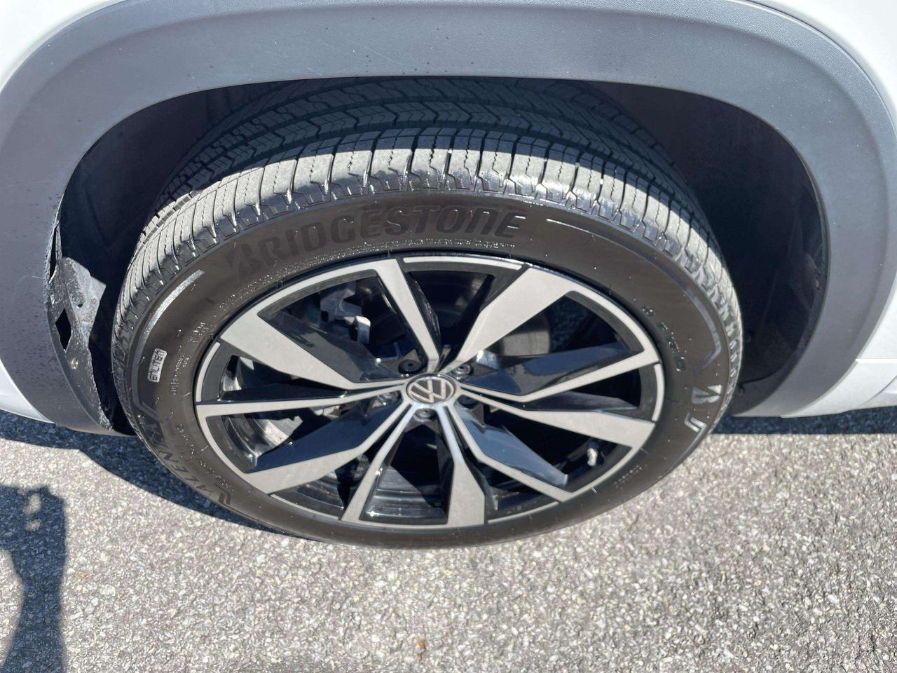 2025 Volkswagen Atlas 2.0 TSI Execline LIKE NEW!!  EXECLINE, LEATHER, HUDS, PANO. ROOF, 360 CAMERA, HARMAN KARDON, HTD. & VENTED SEATS, PAR Photo