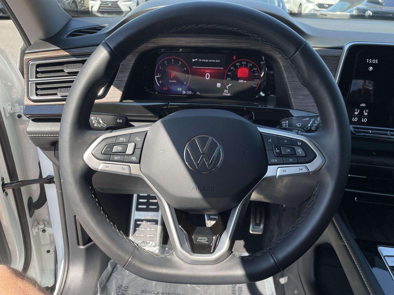 2025 Volkswagen Atlas 2.0 TSI Execline LIKE NEW!!  EXECLINE, LEATHER, HUDS, PANO. ROOF, 360 CAMERA, HARMAN KARDON, HTD. & VENTED SEATS, PAR Photo
