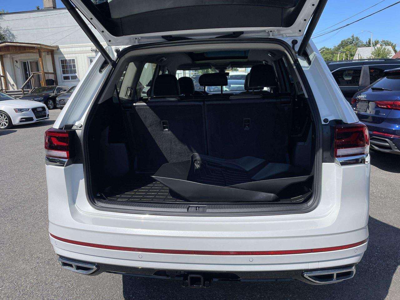 2025 Volkswagen Atlas 2.0 TSI Execline LIKE NEW!!  EXECLINE, LEATHER, HUDS, PANO. ROOF, 360 CAMERA, HARMAN KARDON, HTD. & VENTED SEATS, PAR Photo